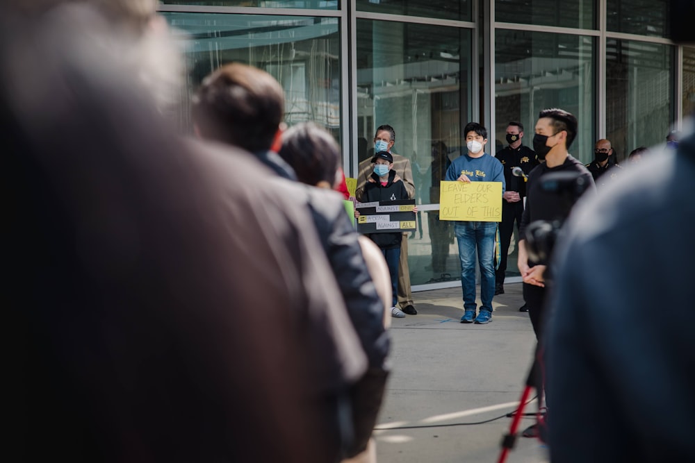 Menschen, die tagsüber auf dem Bürgersteig spazieren gehen