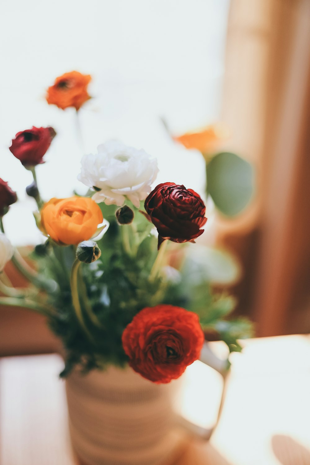 red and white roses in clear glass vase