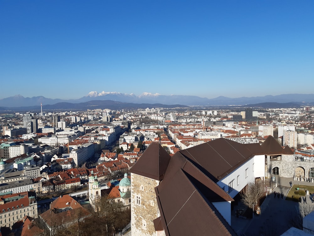 Vista aérea de los edificios de la ciudad durante el día