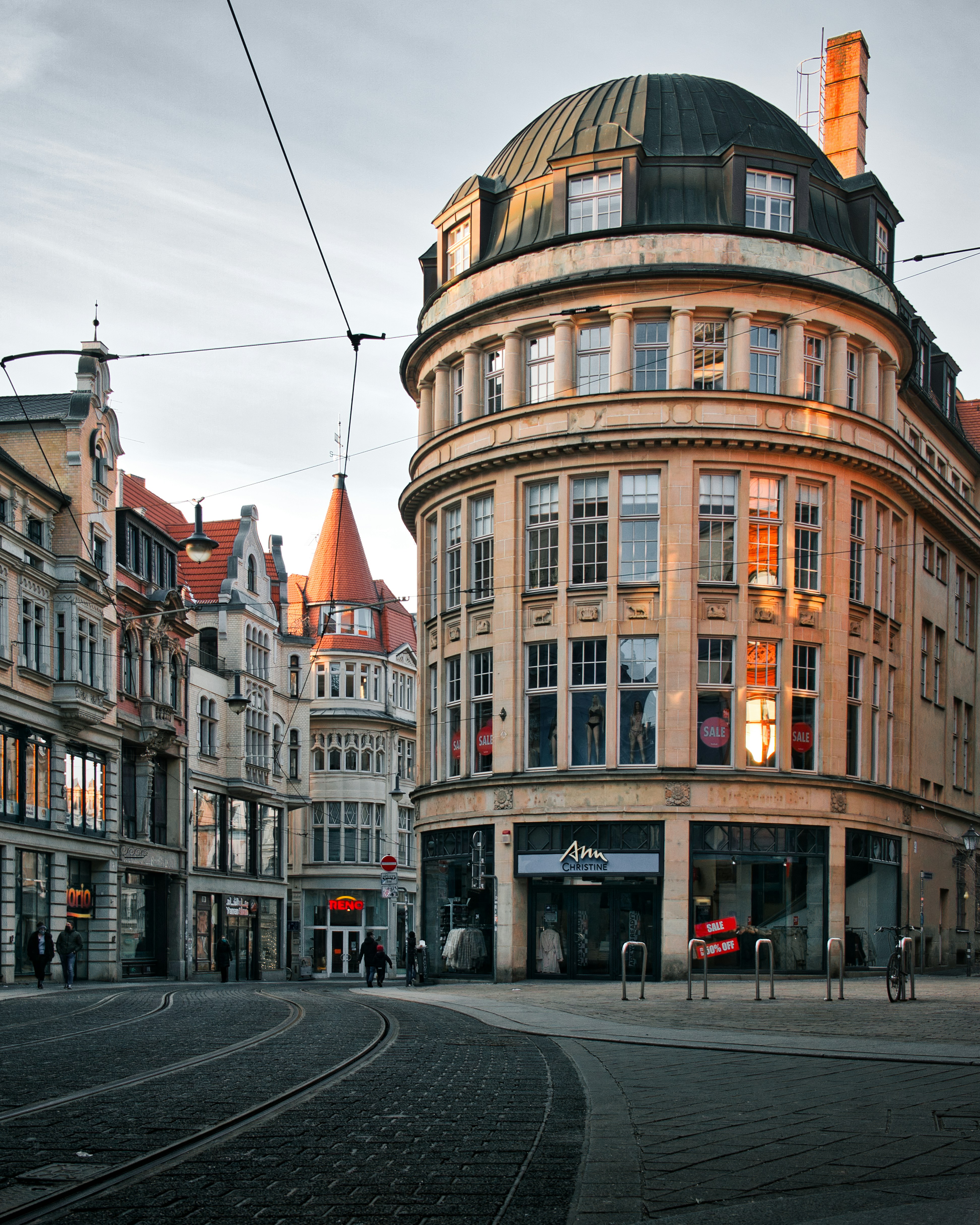 Braunes Betongebäude in Straßennähe tagsüber