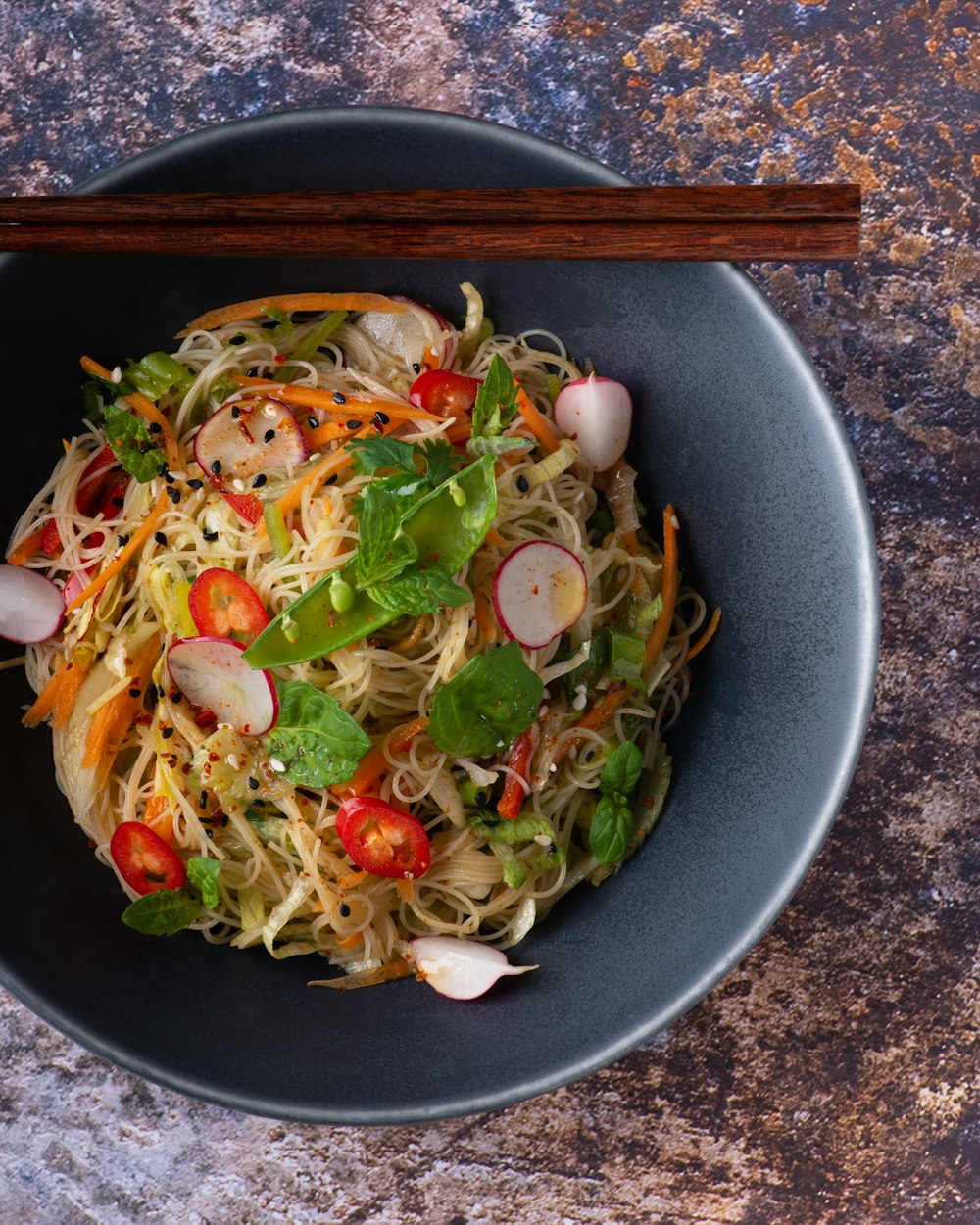 Salade de légumes sur bol en céramique bleue