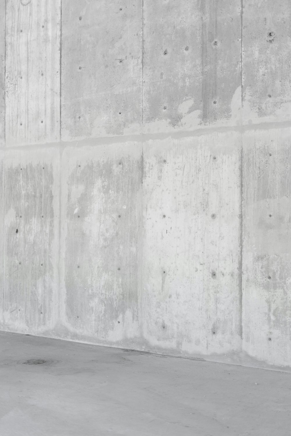 parede de concreto cinza durante o dia