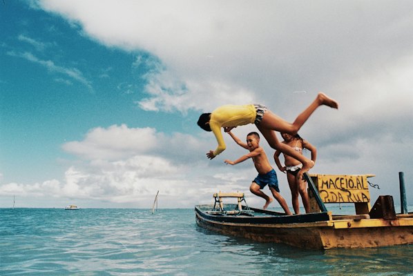 Boys diving off a jangada at the reef — Maceió, Brazil