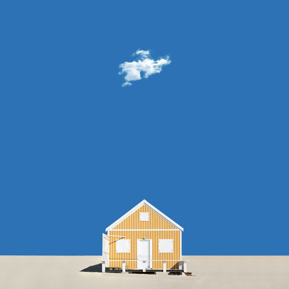 casa di legno bianca e marrone sotto il cielo blu durante il giorno