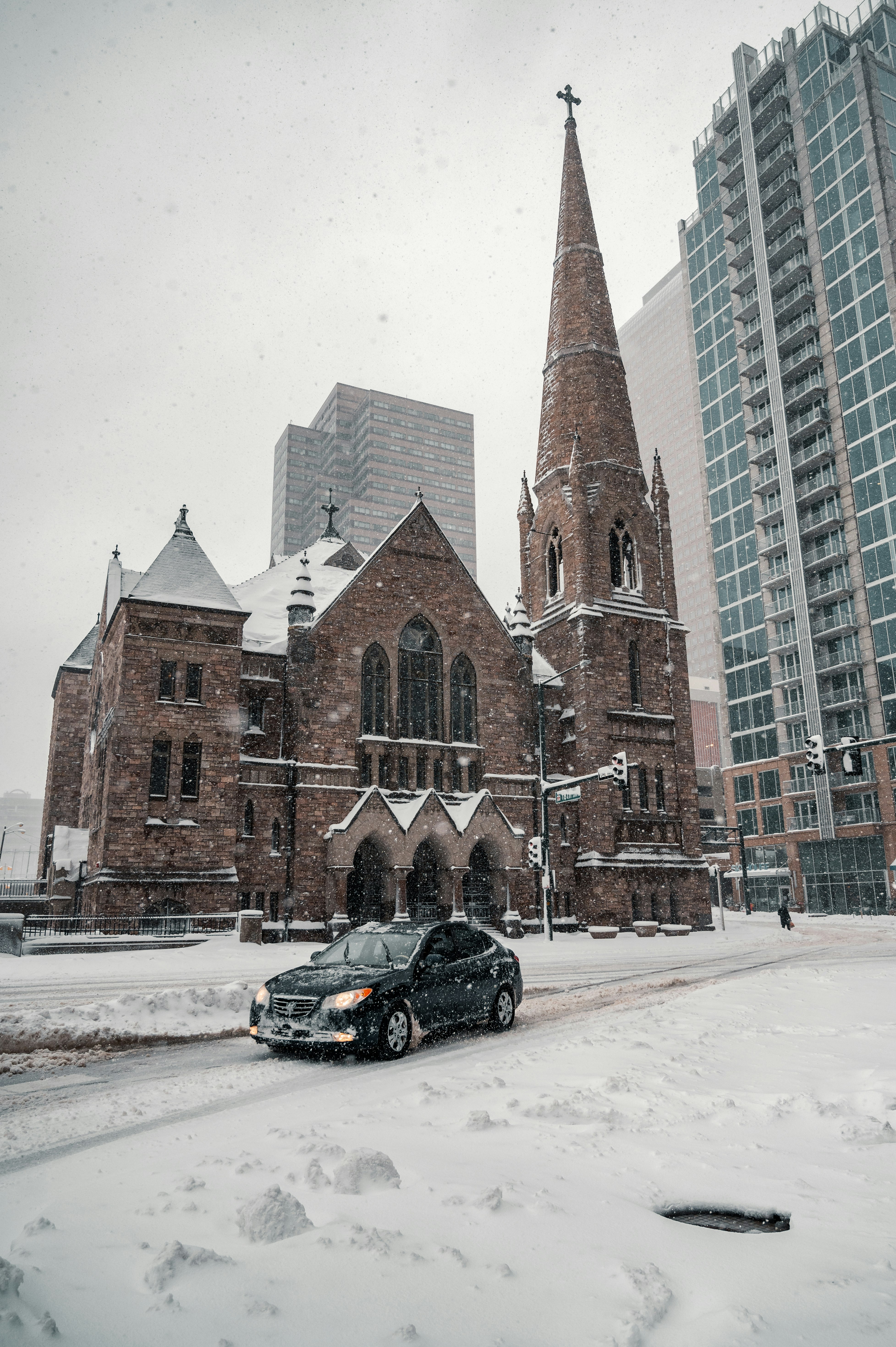 black car parked near brown concrete building during daytime