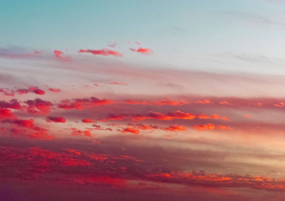 céu nublado vermelho e azul durante o dia