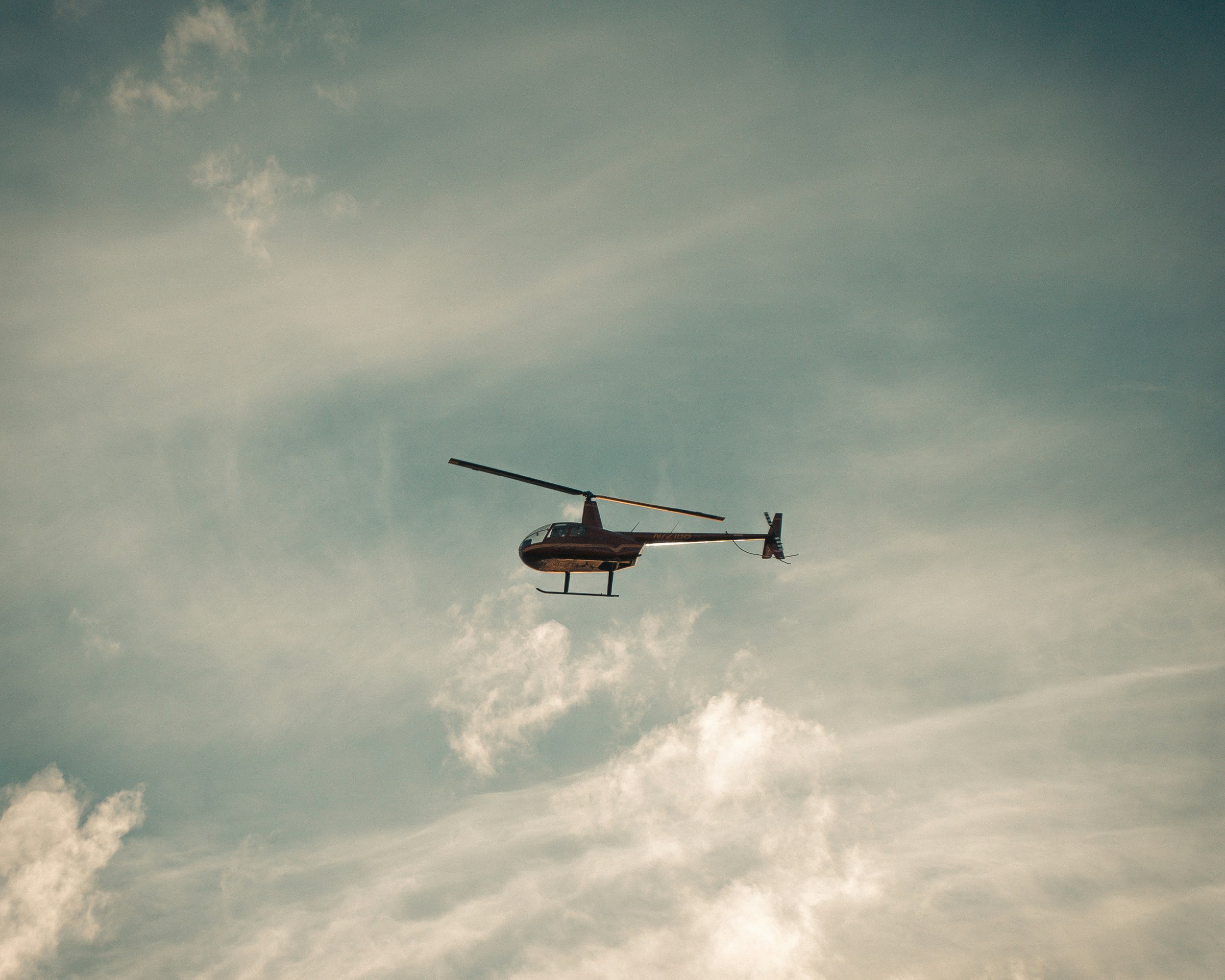 Avión blanco y negro que vuela bajo el cielo azul durante el día