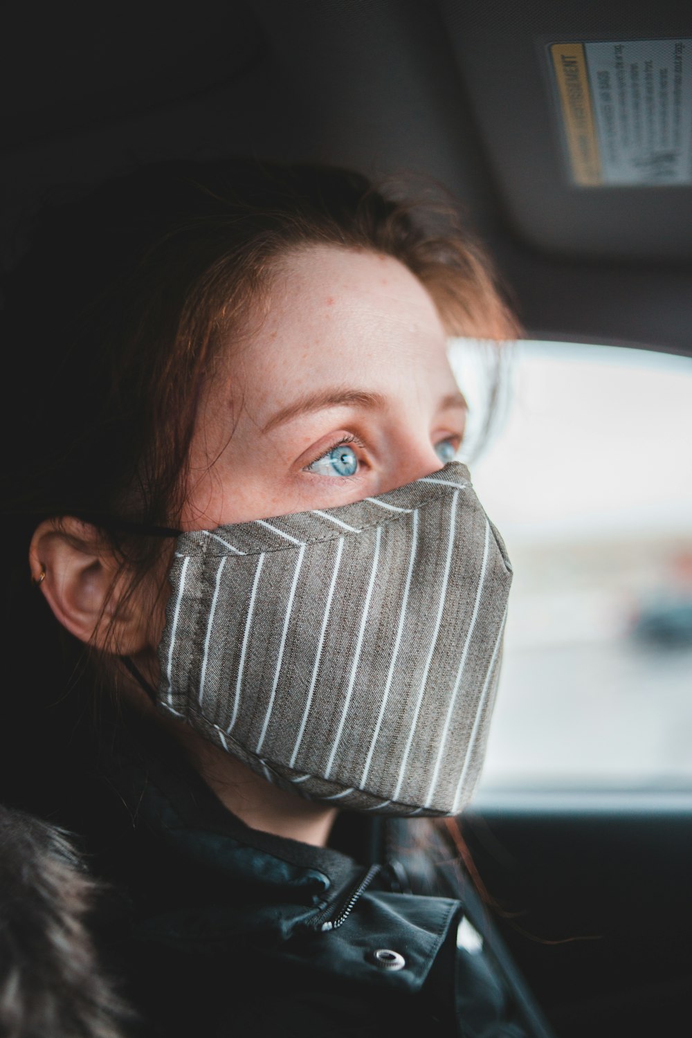 Mujer en el coche durante el día