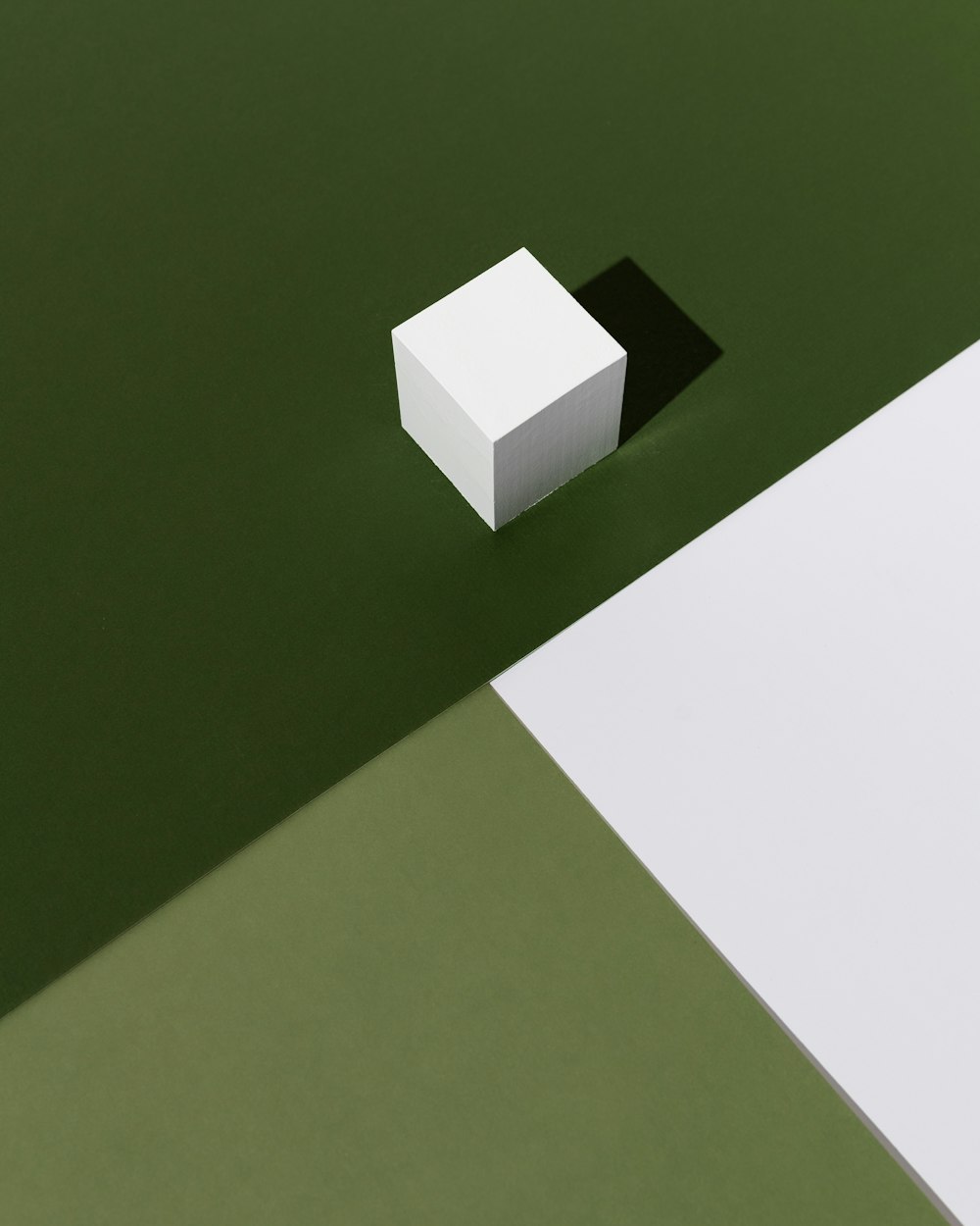 緑のテーブルの上の白いボックス