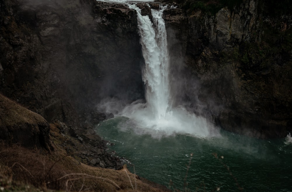 Cascadas en la Montaña Rocosa Marrón durante el día