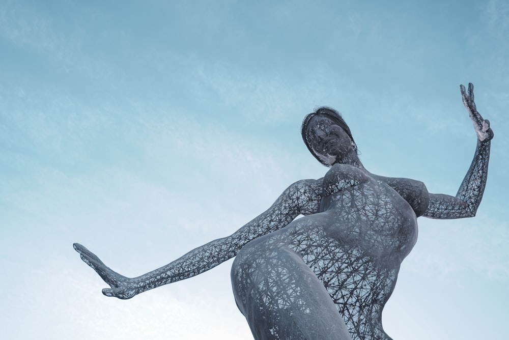 Mujer en estatua de vestido negro