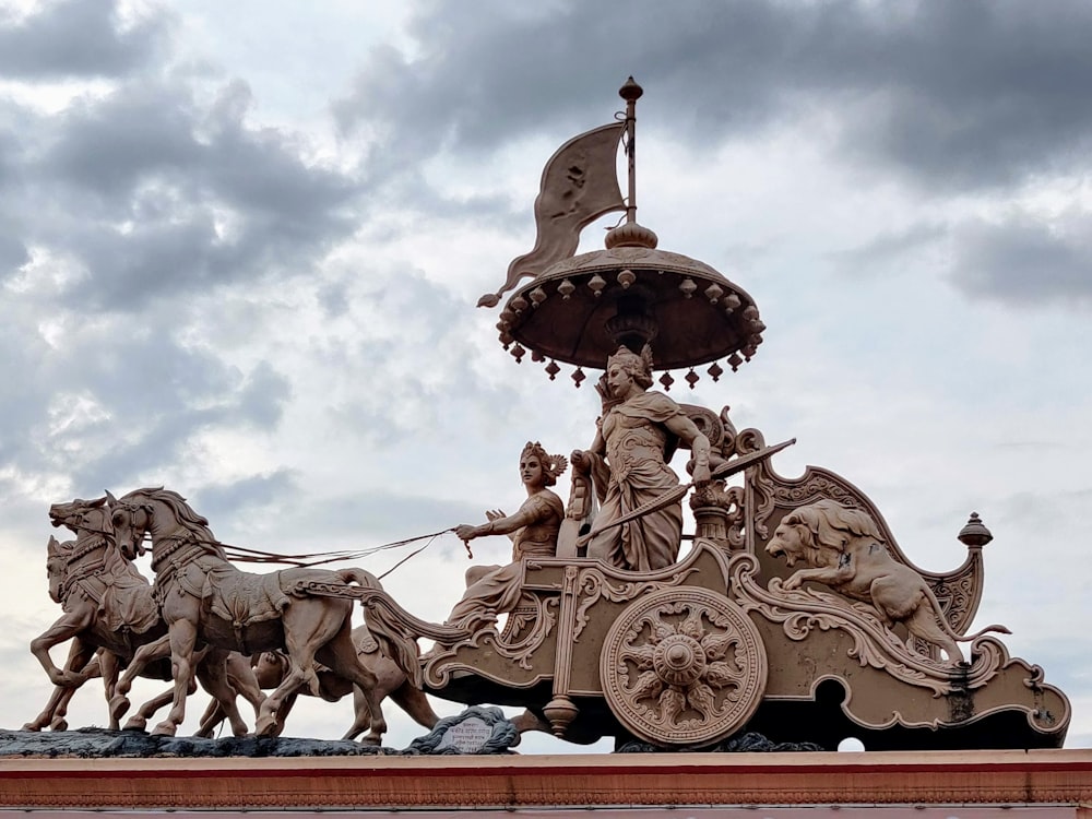 Goldene und braune Drachenstatue tagsüber unter bewölktem Himmel