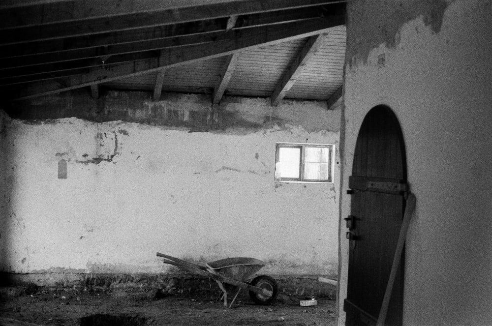 Graustufenfoto eines verlassenen Gebäudes