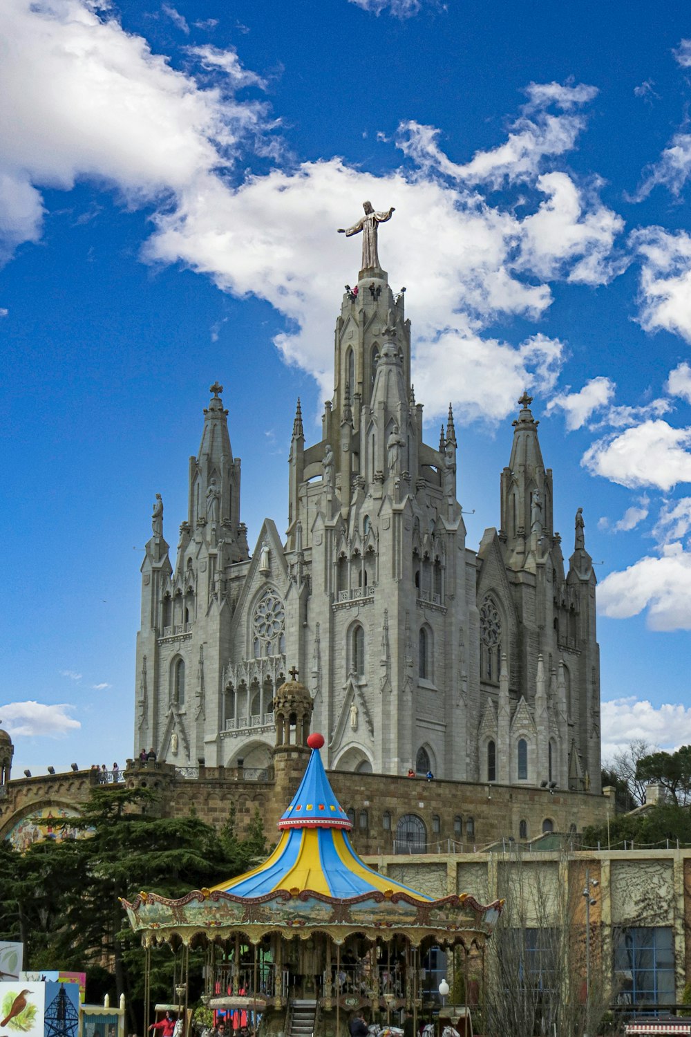 église en béton gris sous le ciel bleu pendant la journée