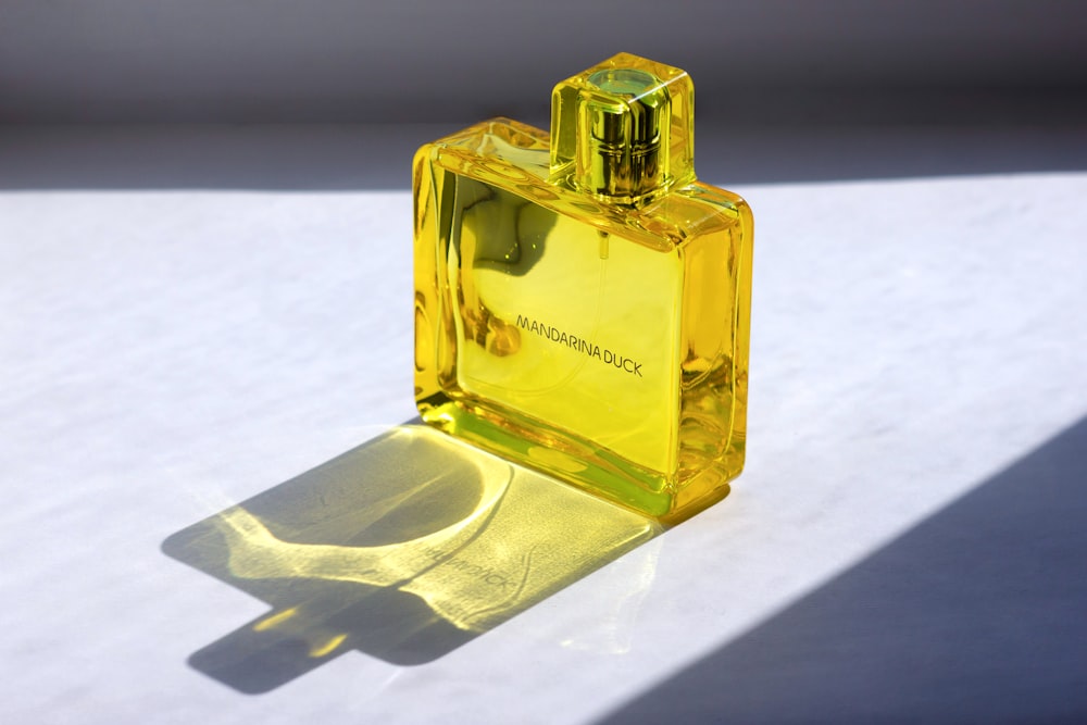 frasco de perfume de vidro transparente no têxtil branco
