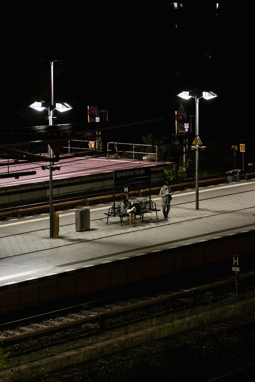 pessoas andando na calçada durante a noite