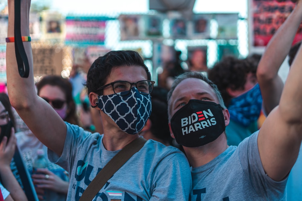 Hombre con camiseta azul de cuello redondo con máscara blanca y negra