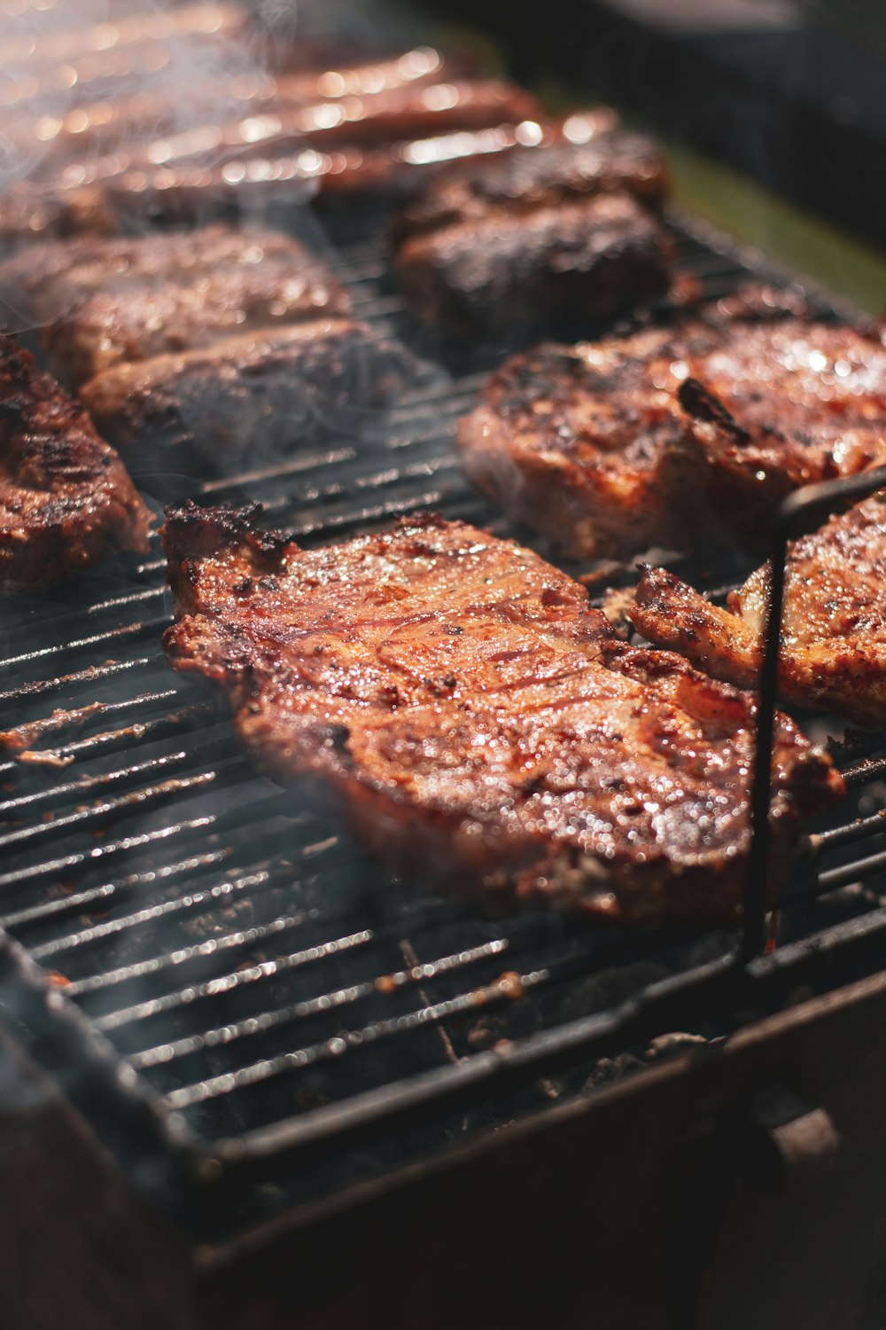 Viande grillée sur gril au charbon noir