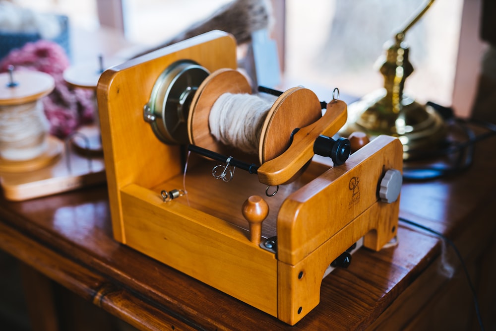 rollo de madera marrón sobre mesa de madera marrón