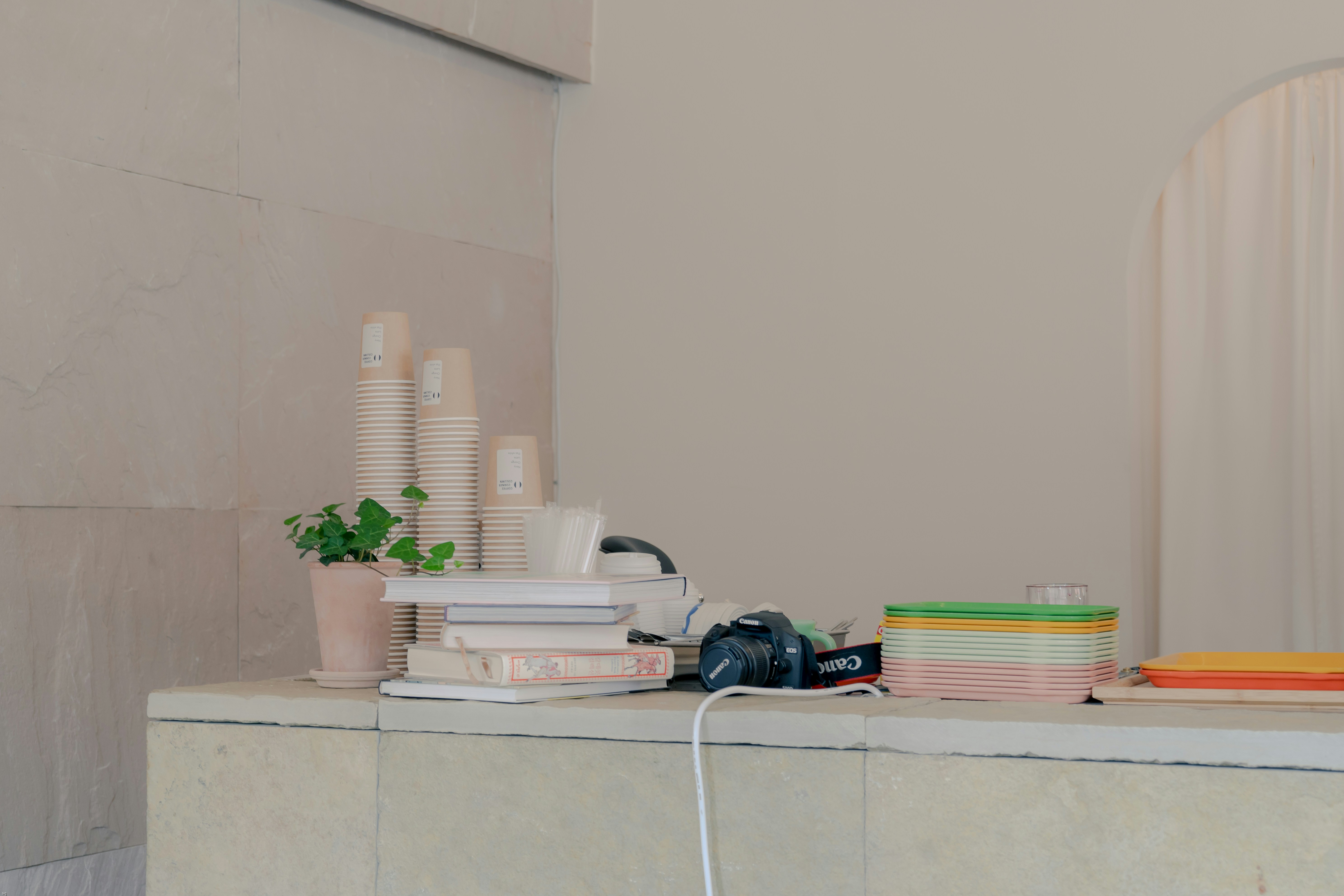 깨끗하고 미니멀한 주방 카운터에 건강 요리 재료가 보기 좋게 정돈된 모습. 40대가 부모님을 위한 건강식을 준비하는 콘셉트입니다.