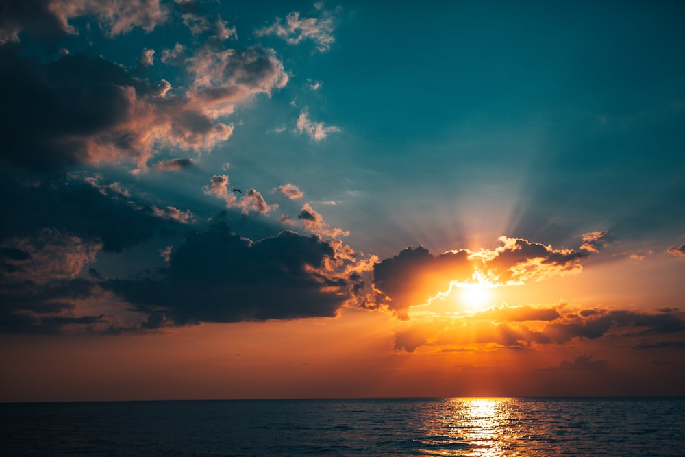 Gewässer unter blauem Himmel bei Sonnenuntergang