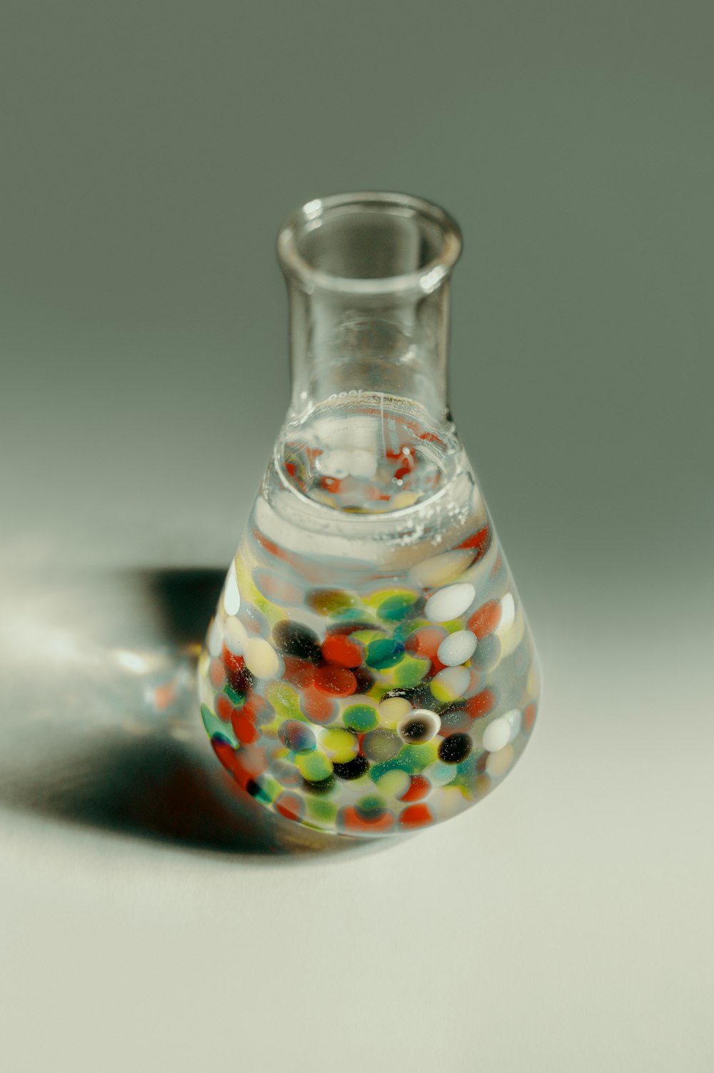 色とりどりの液体が入った透明なガラス瓶
