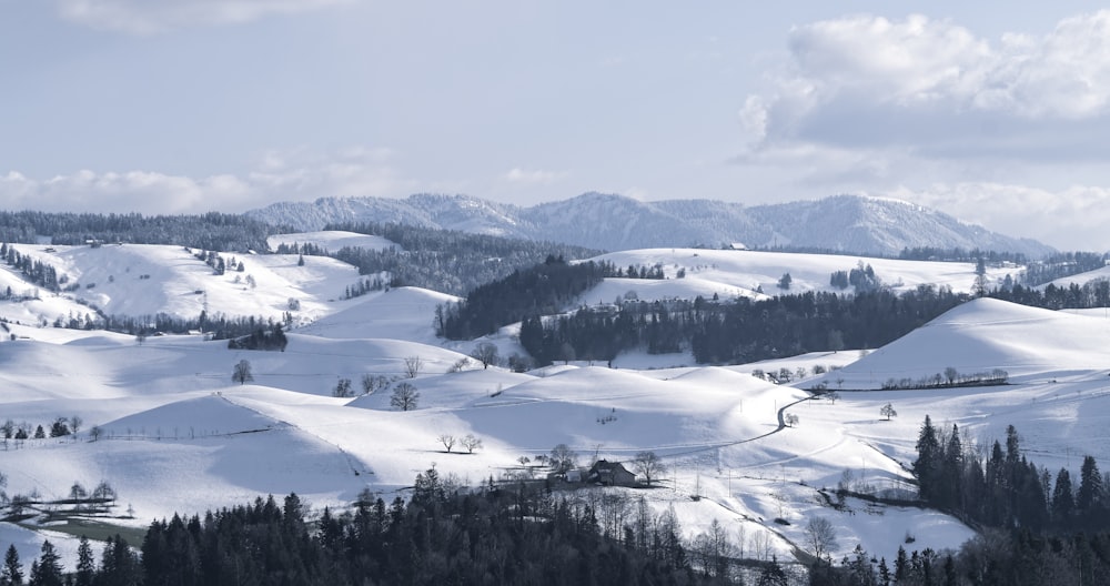 montanha coberta de neve durante o dia