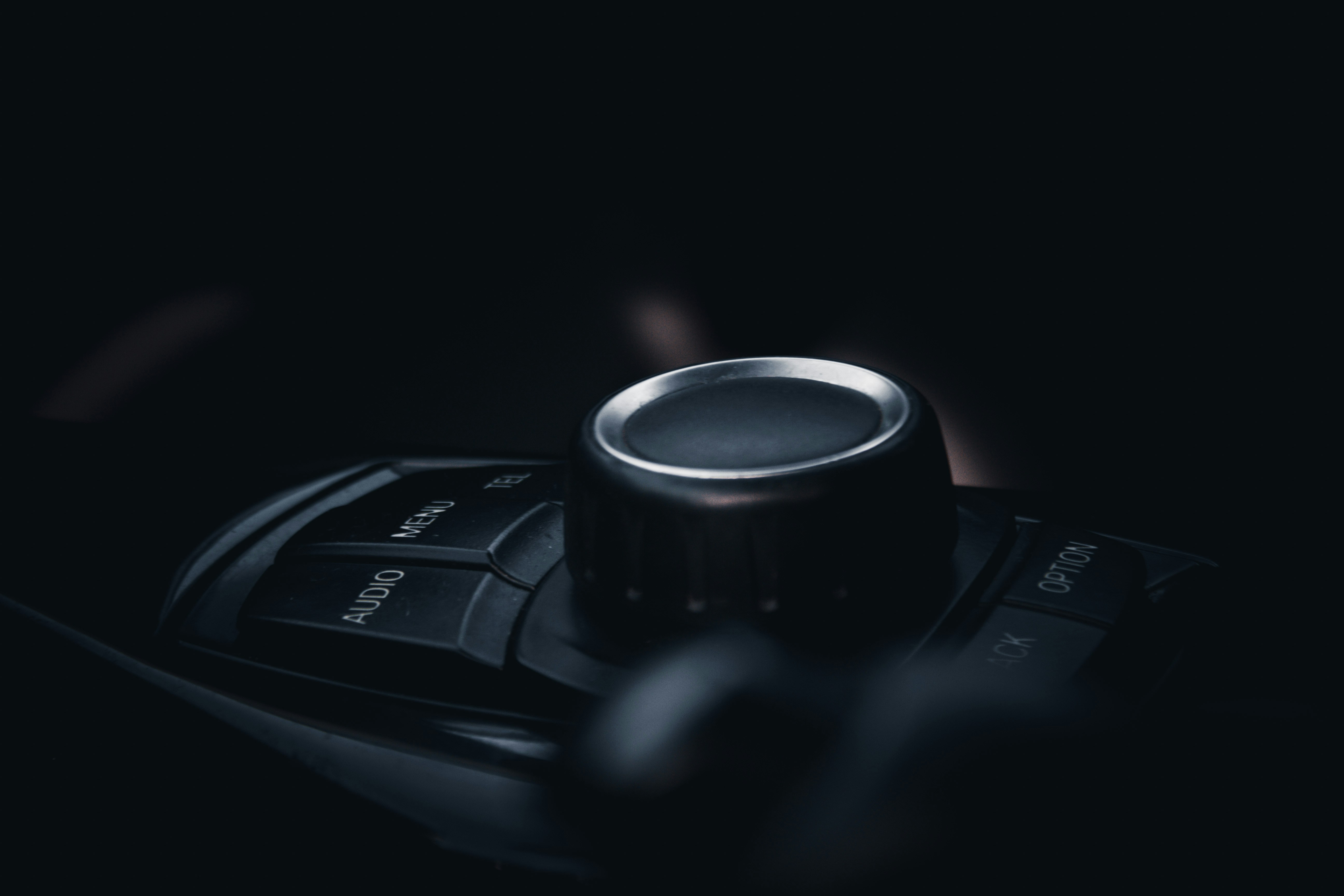 câmera preta nikon dslr na superfície preta