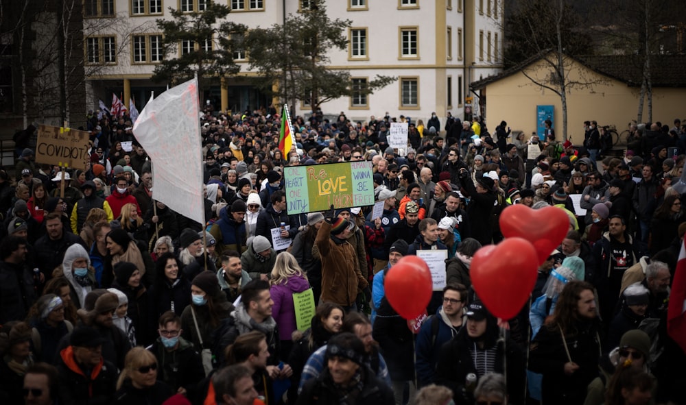 persone in una strada durante il giorno