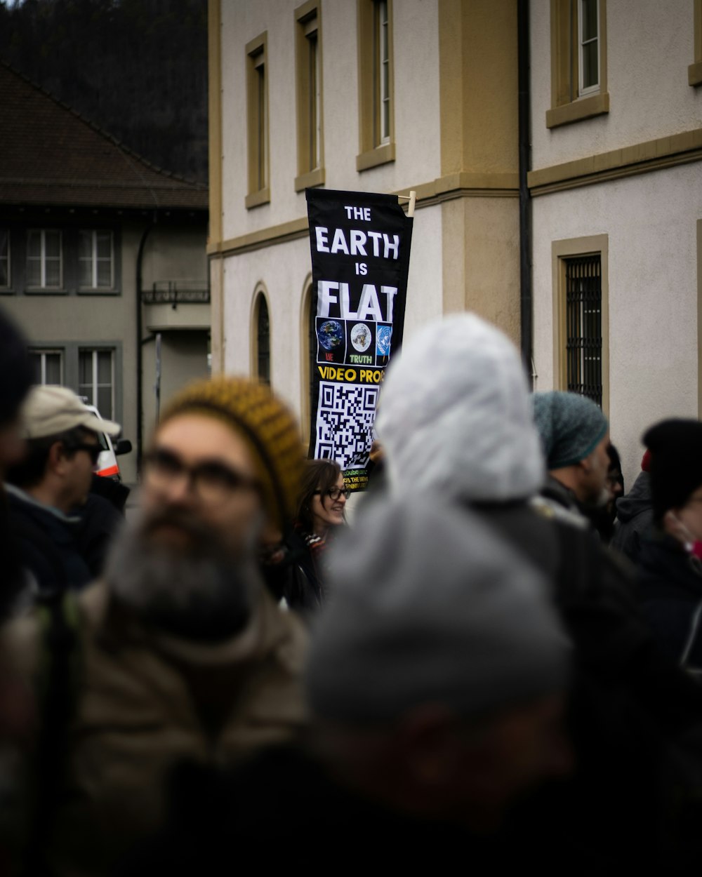 Des personnes portant un hijab blanc et jaune devant un bâtiment pendant la journée