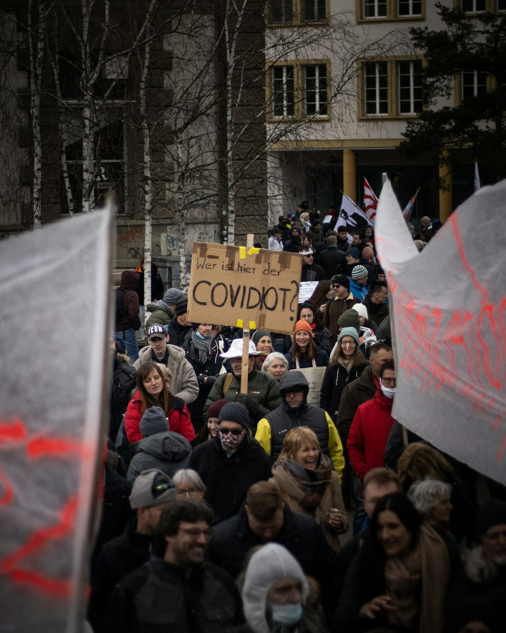 persone che si radunano per strada durante il giorno