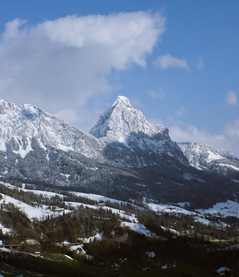 montanha coberta de neve sob o céu azul durante o dia