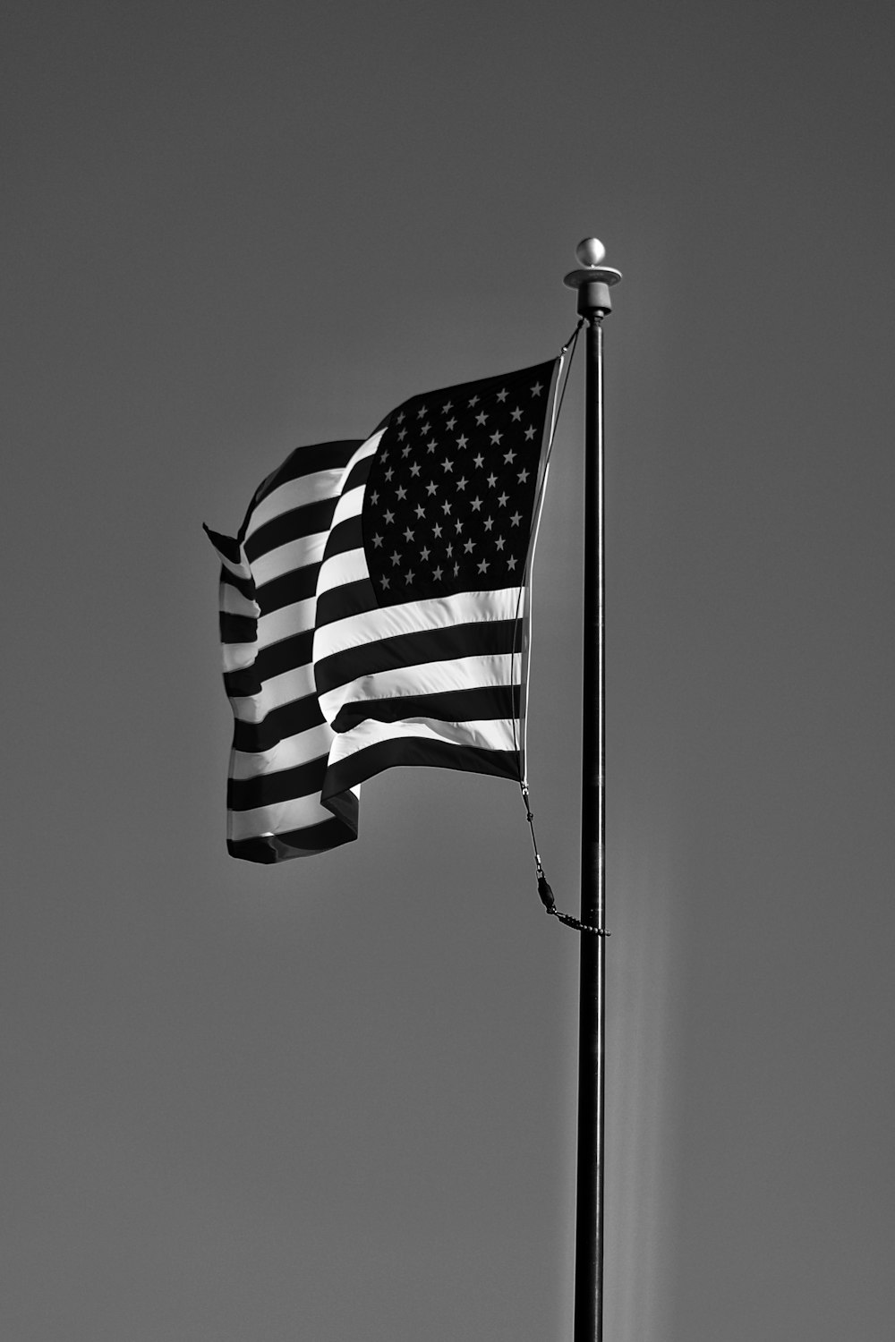 foto in scala di grigi di noi una bandiera