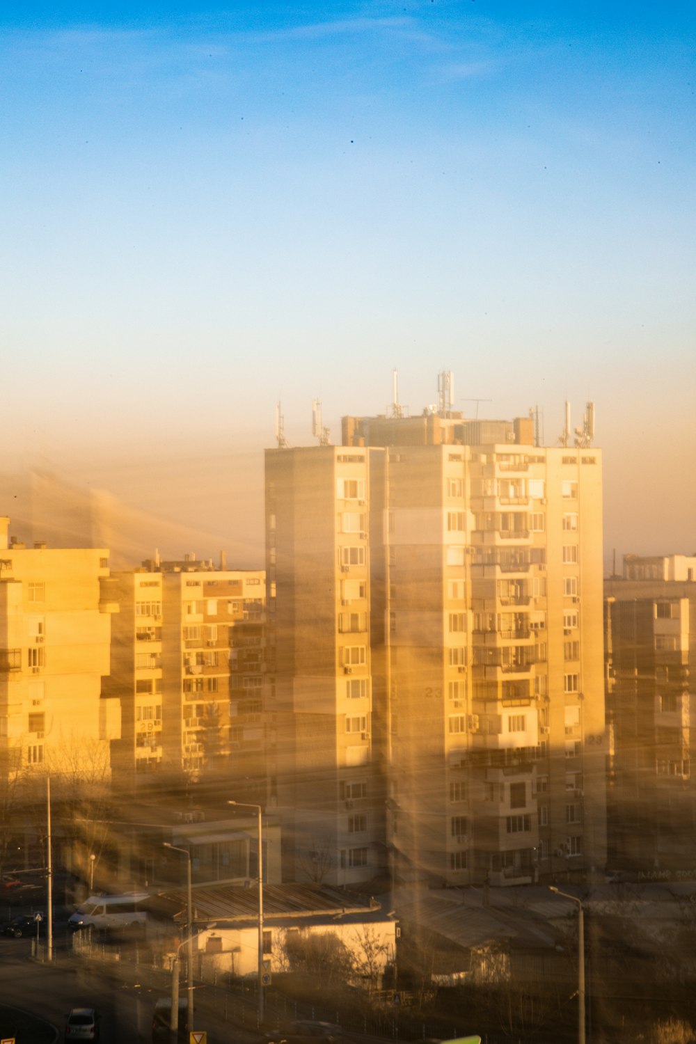 Edificio de hormigón blanco durante el día