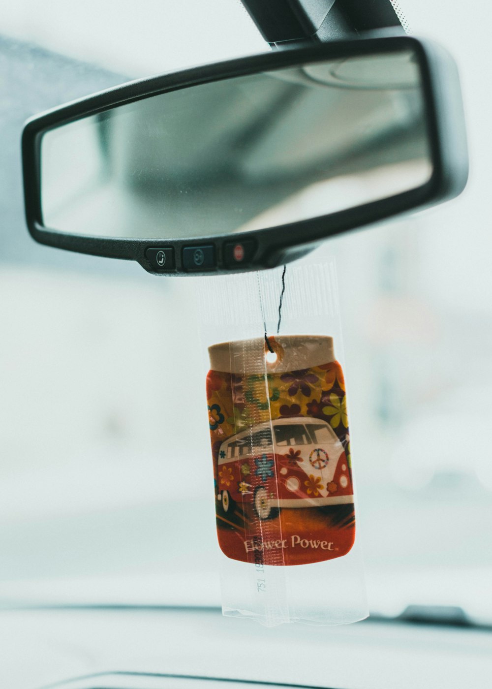 Boîte orange et jaune sur le rétroviseur latéral de la voiture