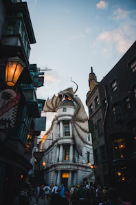 Callejon Diagon en Universal Studios Orlando con vista al banco de gringots 
