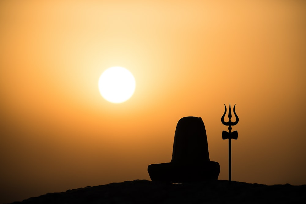 Silhouette der Statue bei Sonnenuntergang