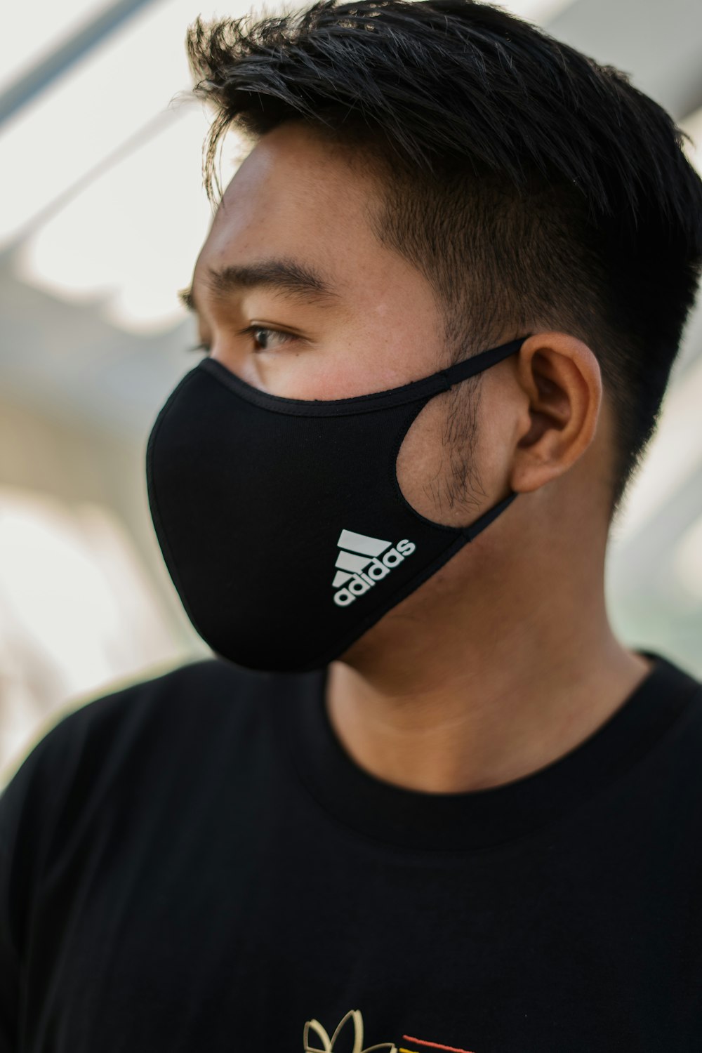 Homme en chemise noire à col rond portant un masque nike noir et blanc  photo – Photo Brun Gratuite sur Unsplash
