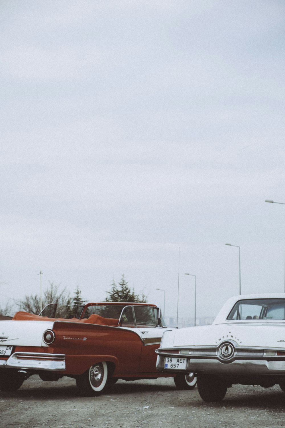 chevrolet camaro branco e vermelho na estrada de asfalto cinza durante o dia