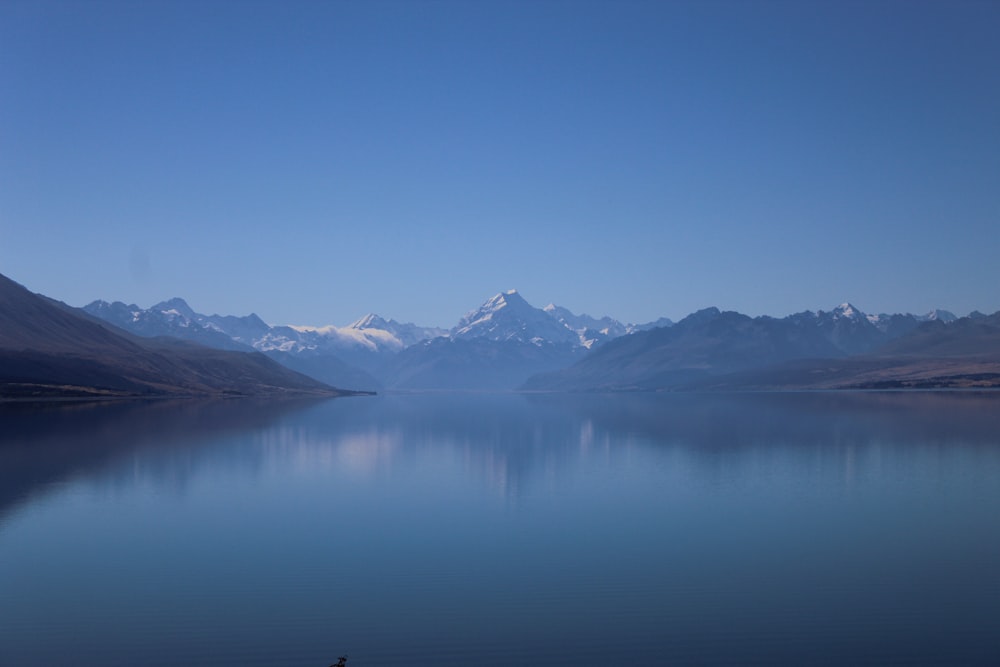 昼間の青空に浮かぶ湖と山々