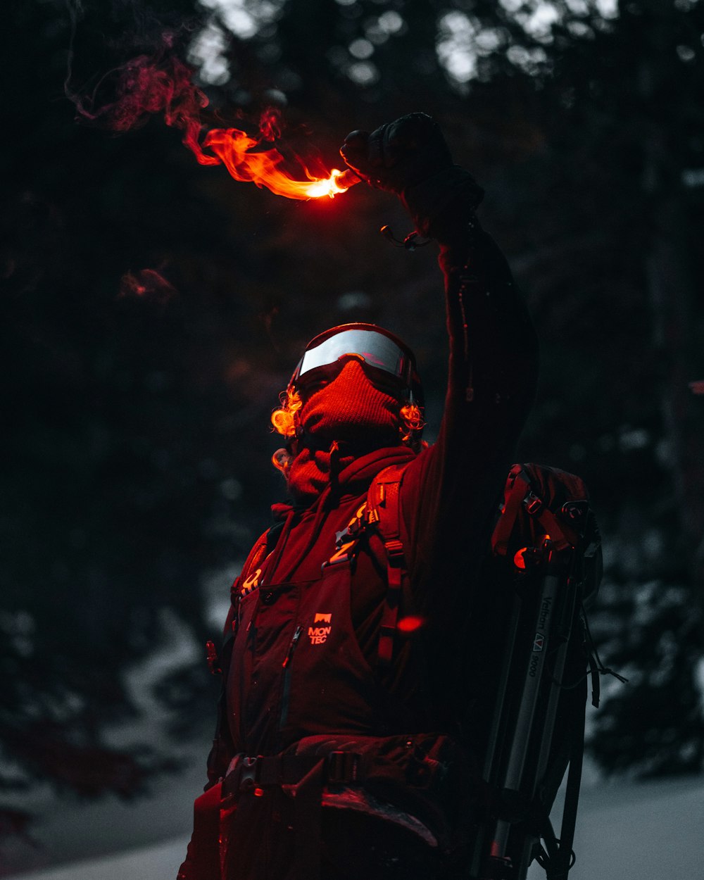 homem na jaqueta marrom segurando o fogo
