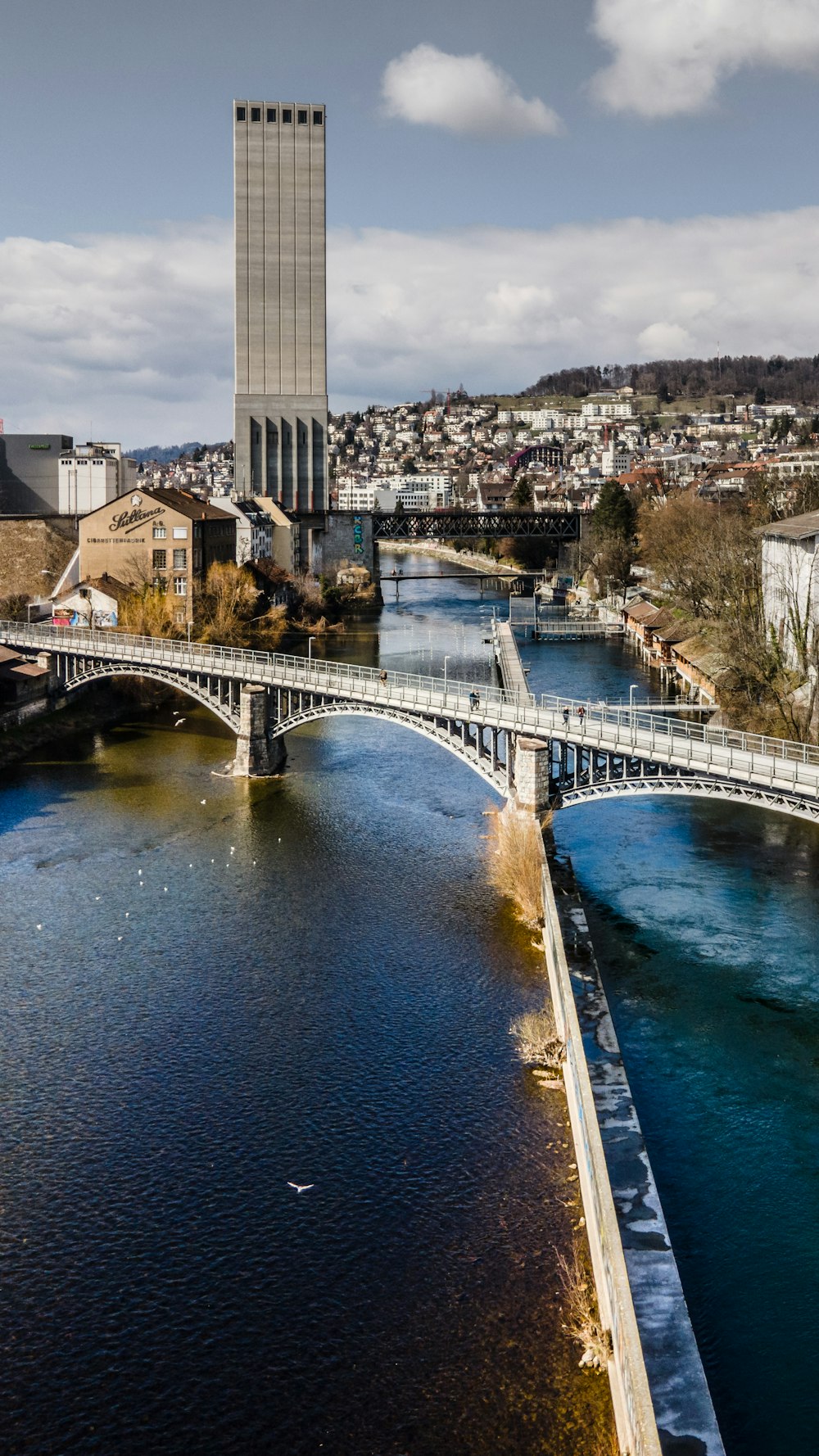 Weiße Brücke über den Fluss tagsüber