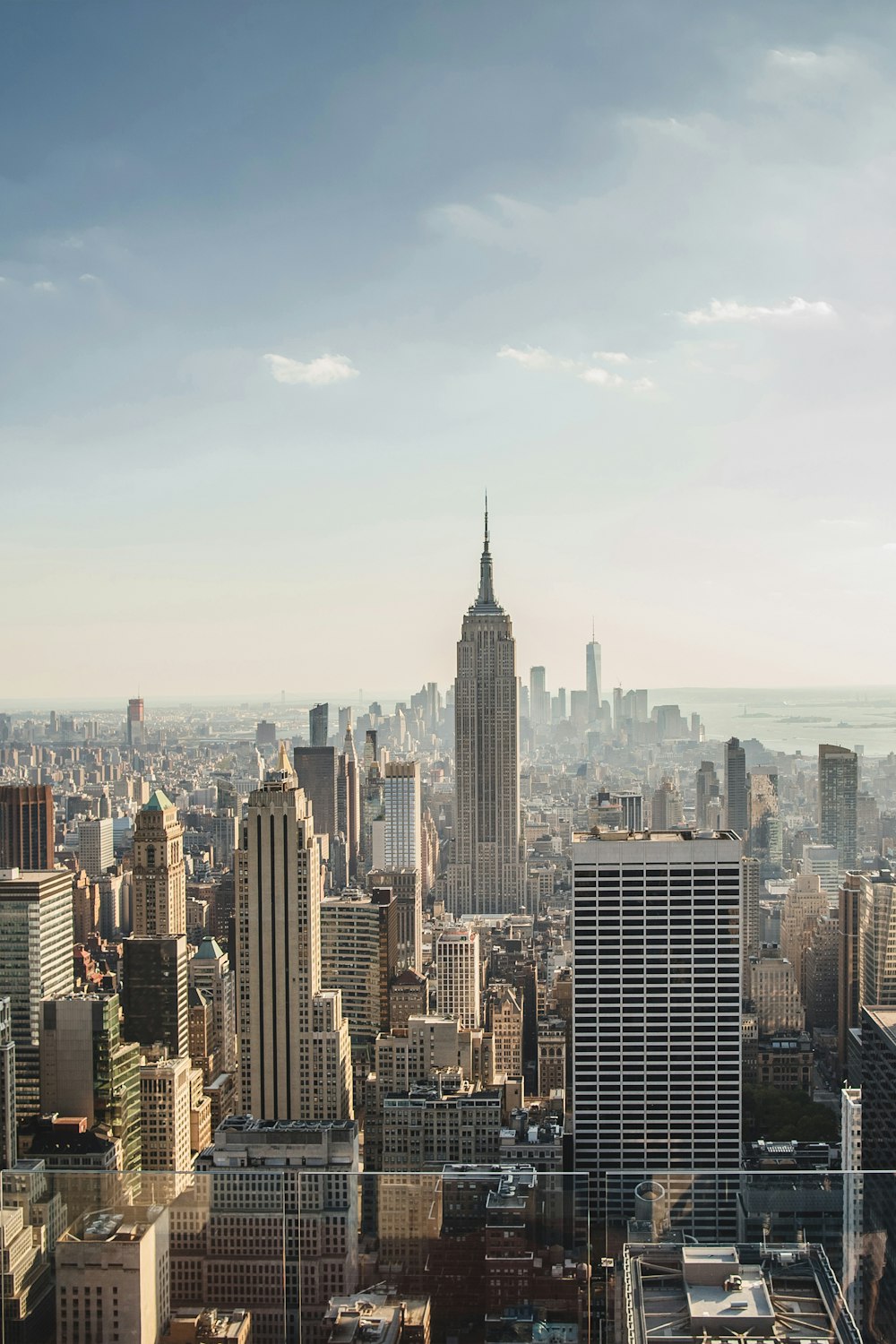 Horizon de la ville sous le ciel bleu pendant la journée