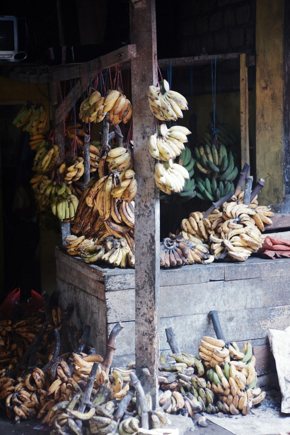 banana fruit on brown wooden shelf