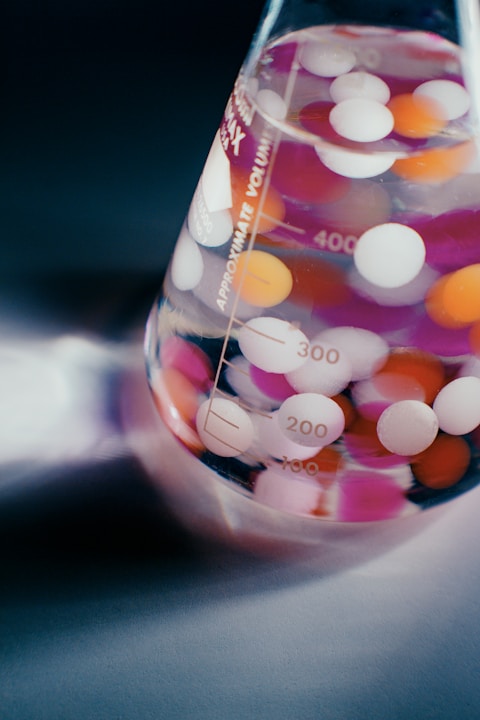 Cómo construir un equipo de agentes de IA para farmacéutica y ciencias de la vida: automatizando presentaciones regulatorias, informes de ensayos clínicos y cumplimiento normativo