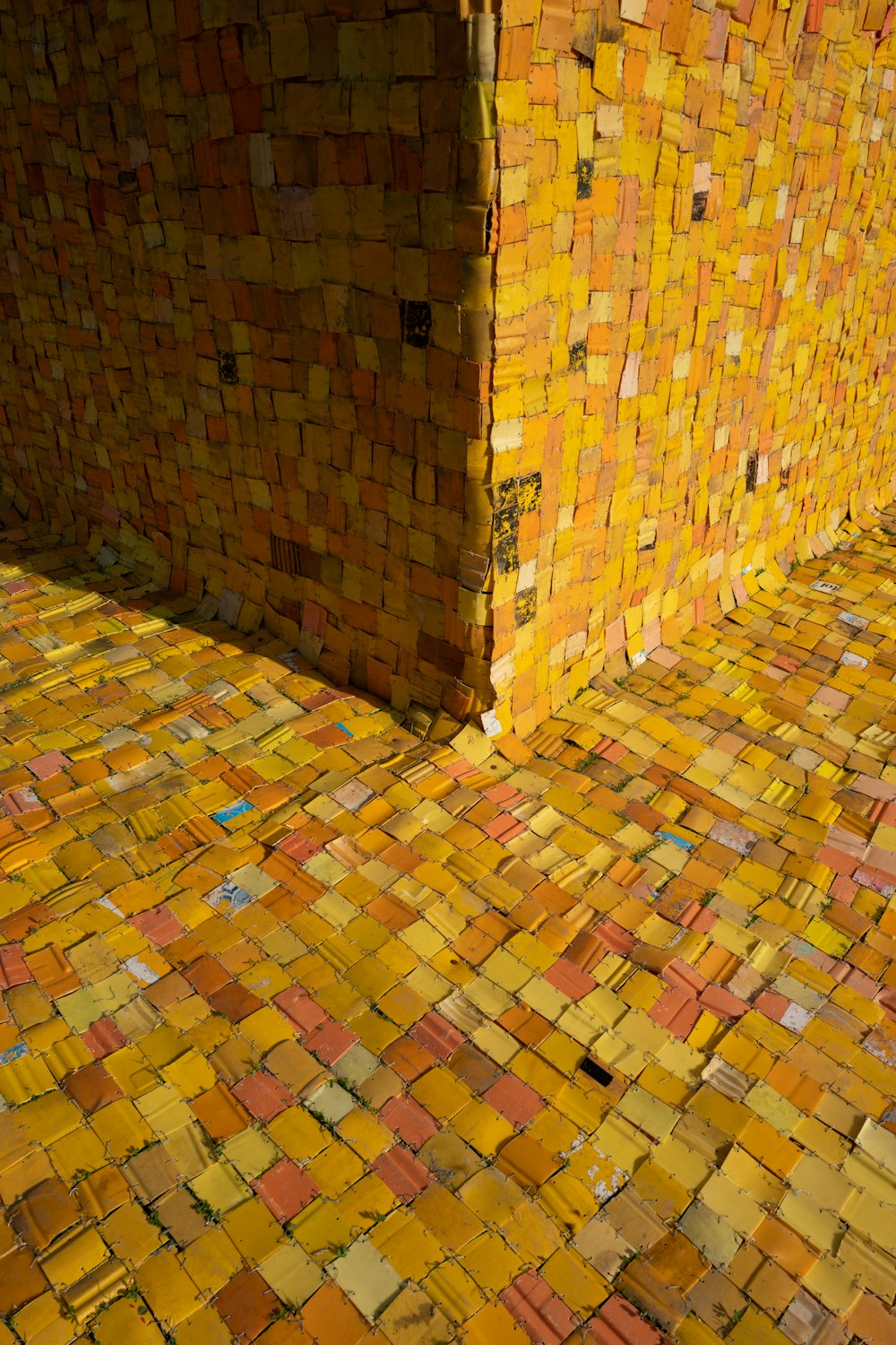 Mur de briques marron et beige