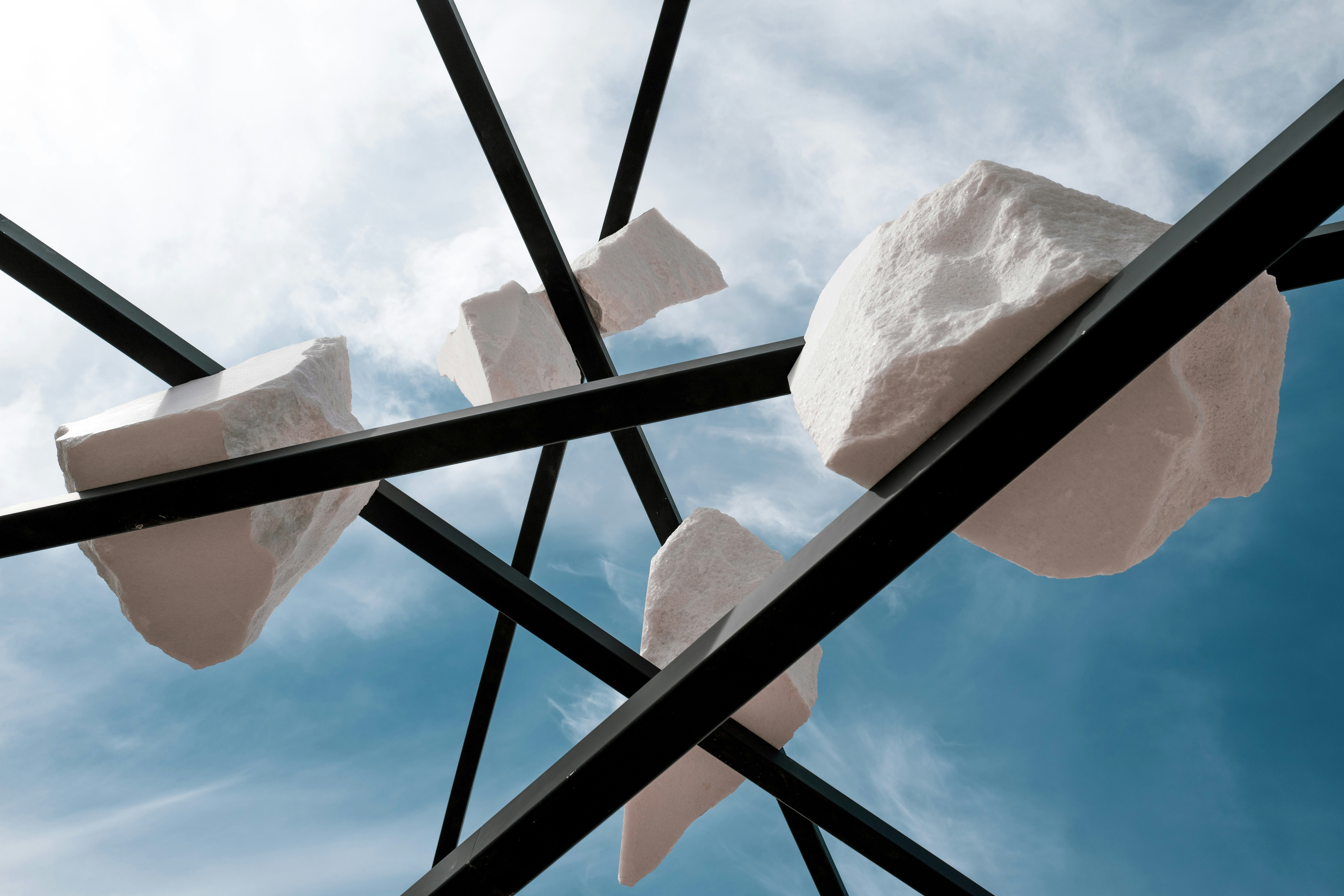 Hielo blanco sobre marco de metal negro