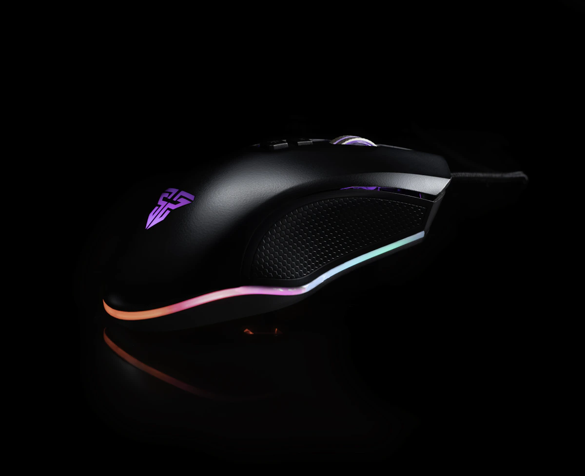 เมาส์เกมมิ่งสีดำพร้อมไฟ RGB