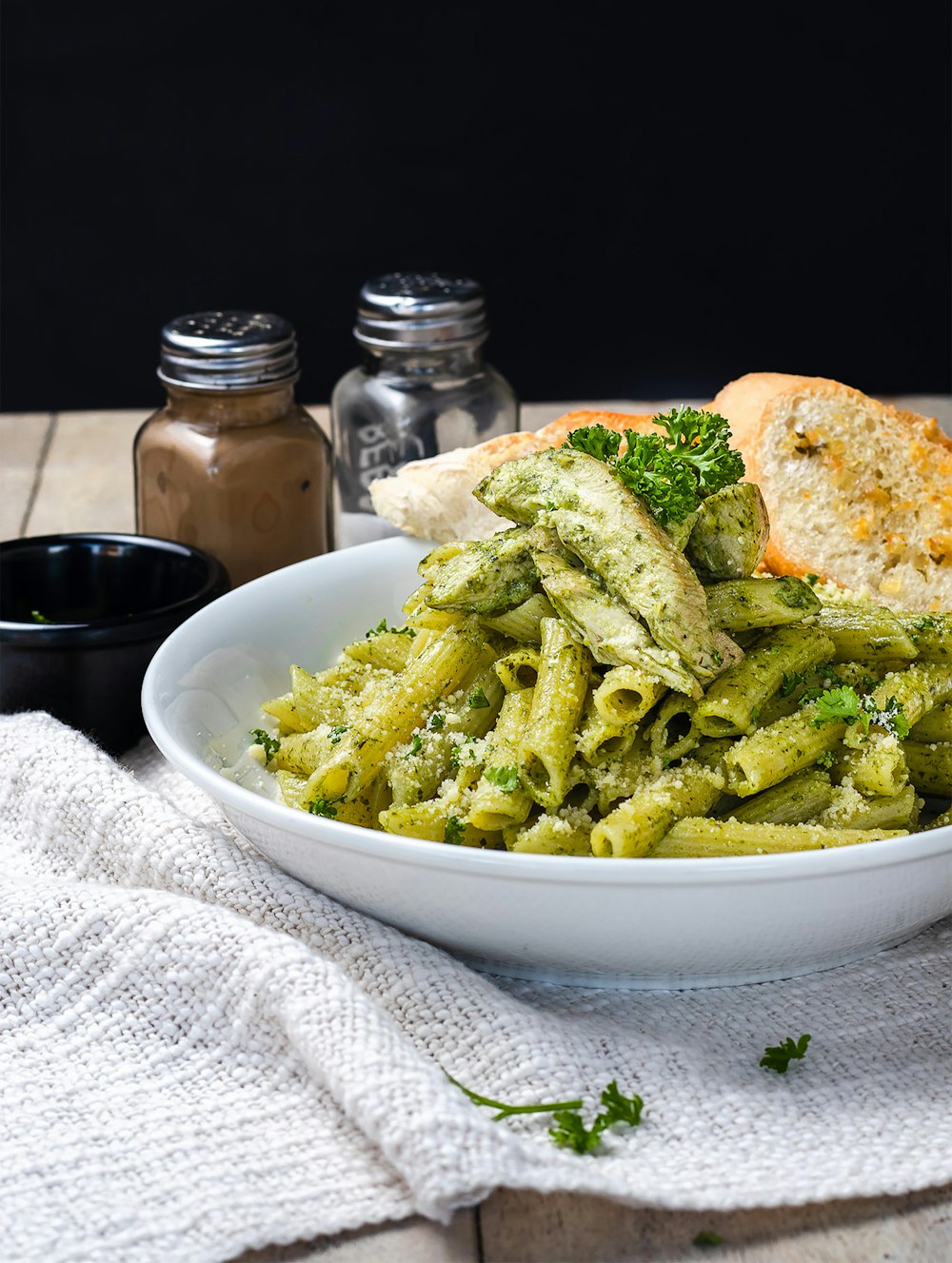 Cuenco de cerámica blanca con plato de verduras verde