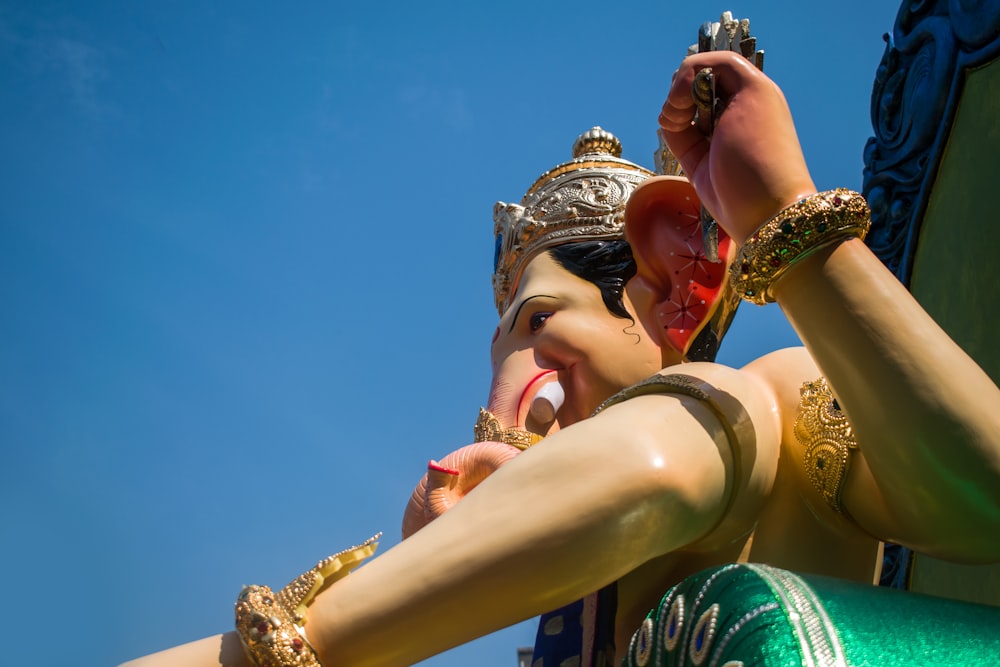 Frau in goldenem und grünem Kleid mit goldener Krone